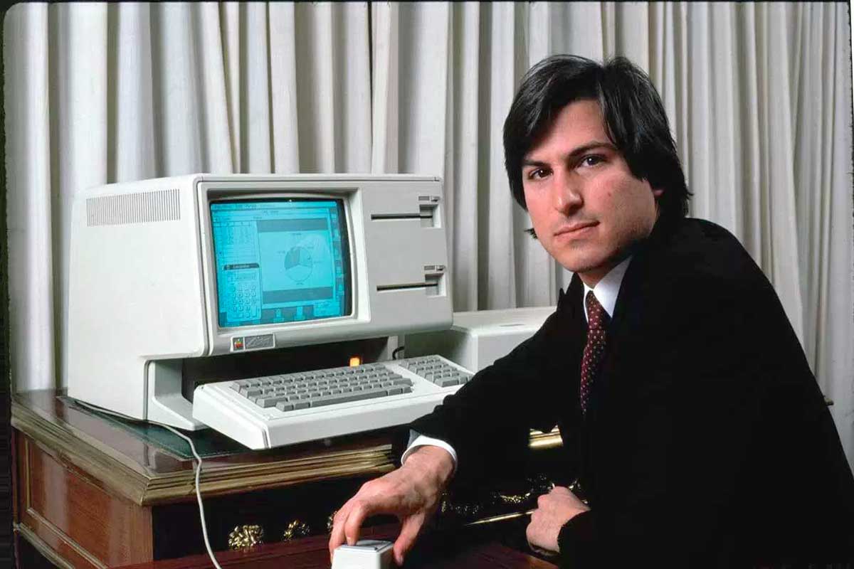 iRemember Steve Jobs: Apple Fans Mourn Loss Of Their Iconic Tech CEO