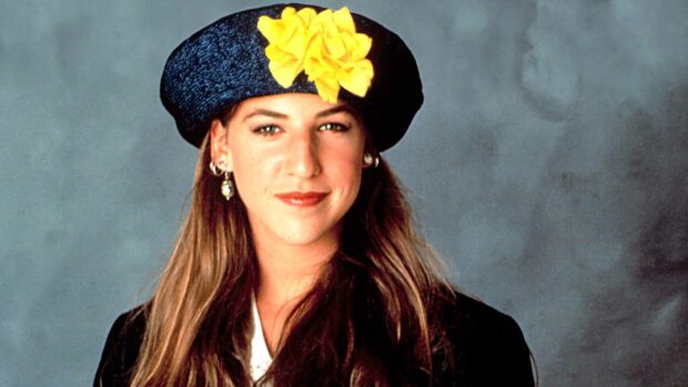  Mayim Bialik Wearing Her Signature Blossom Flower Hat