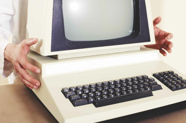 Old Retro Desktop Computer - Browsing The Oldest Websites On The Internet