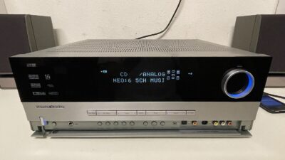 Harman Kardon AVR 635 Receiver Review - The Harman Kardon AVR 635 is a tv receiver with speakers on top of it.
