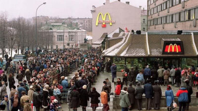 Large crowds show up to eat at Russia's first McDonald's.