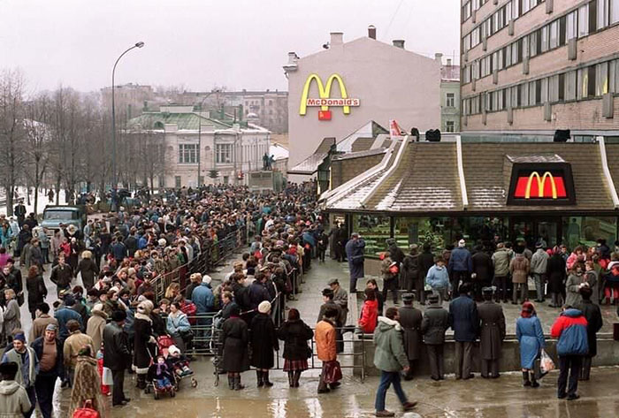 Large Crowds Show Up To Eat At Russia'S First Mcdonald'S.