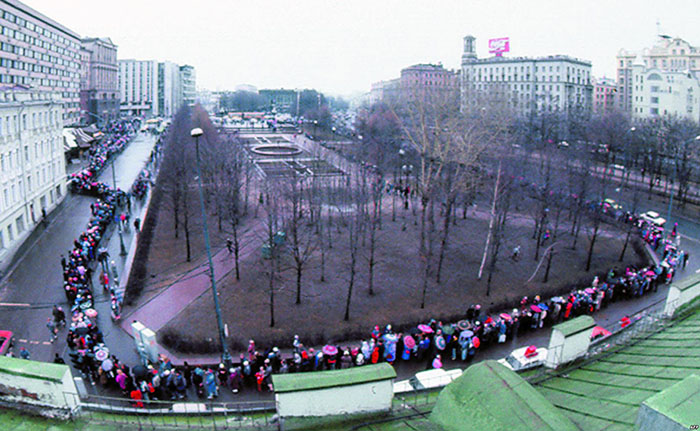A Huge Line Forms Outside  Russia'S First Mcdonald'S In Moscow.