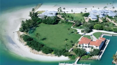 An Expensive Home On The Water In The Us Market.